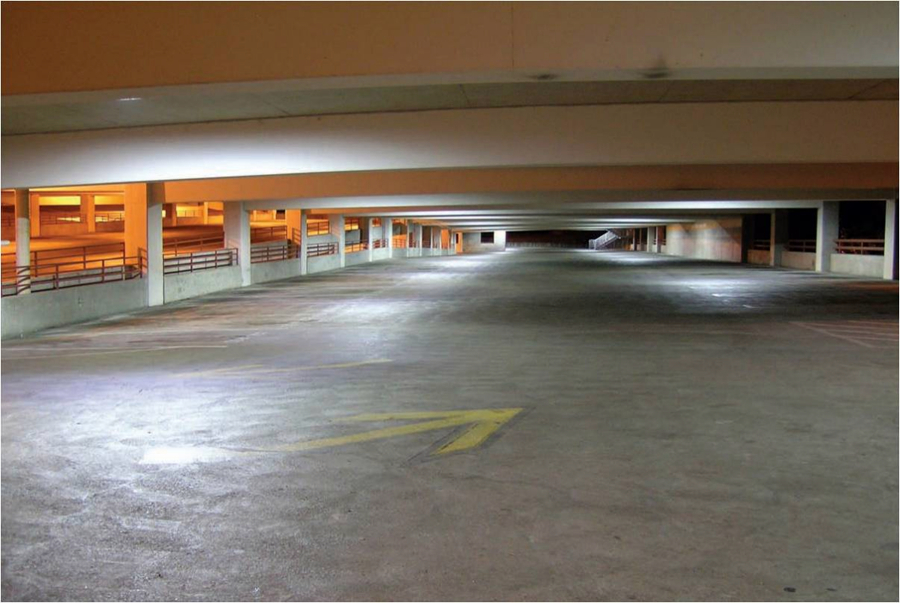 parking con iluminación LED