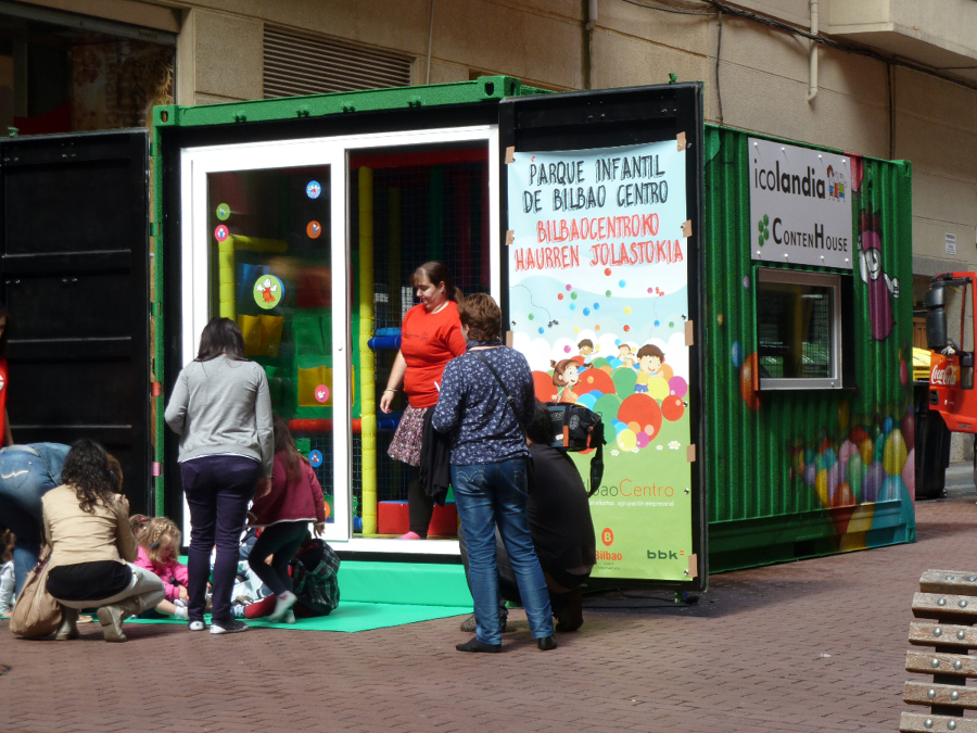 PARQUE INFANTIL FORMADO POR UN CONTENEDOR ISO 20 