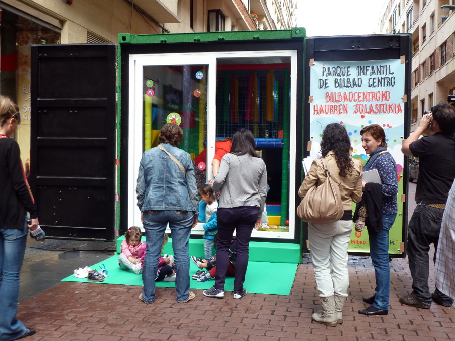 PARQUE INFANTIL FORMADO POR UN CONTENEDOR ISO 20 