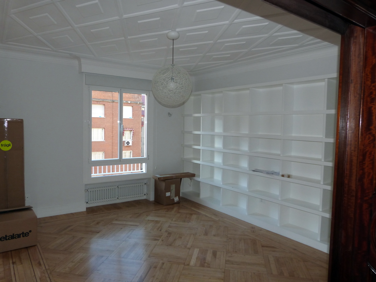 parquet , estanterias lacadas en blanco dm
