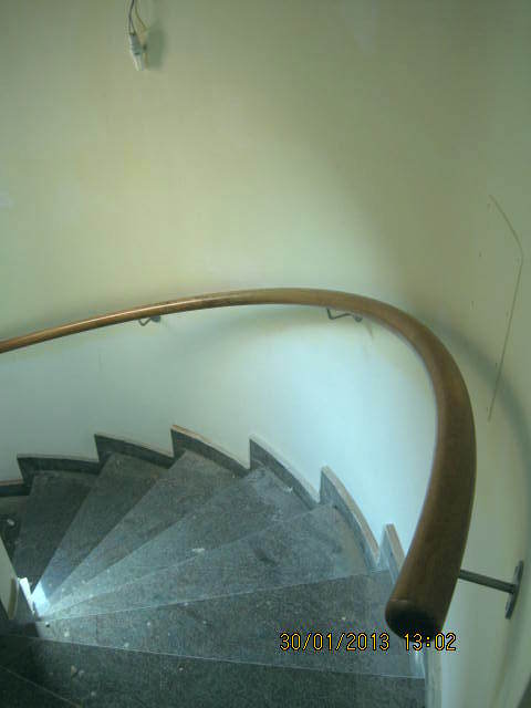 Pasamanos curvo de roble