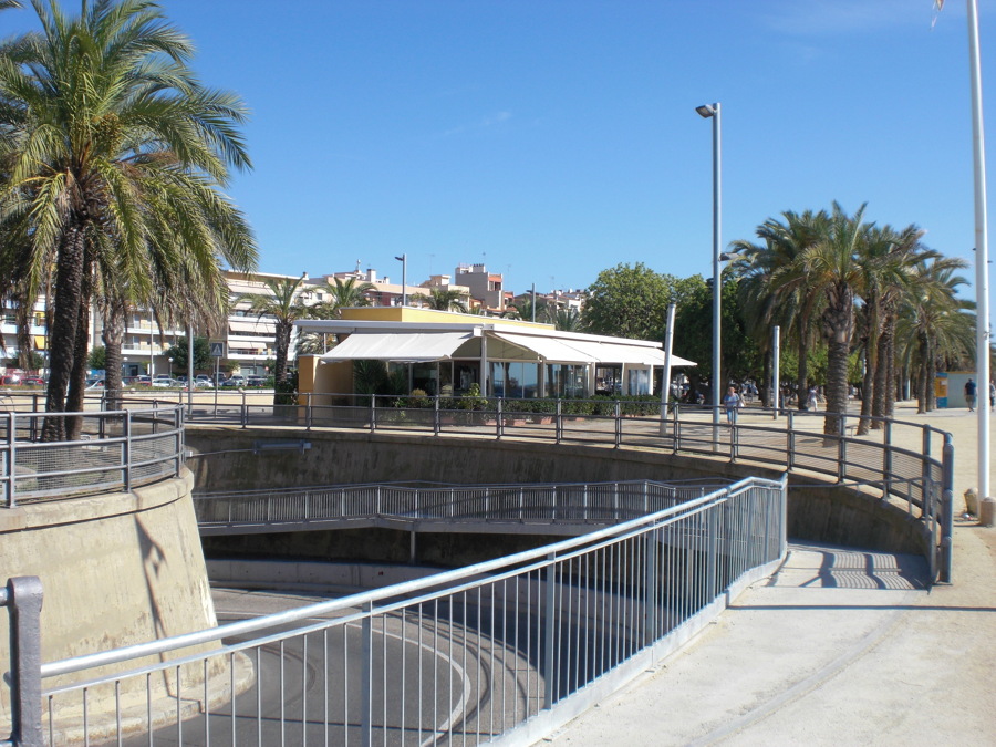 Pasarela acceso subterráneo en Mataró 