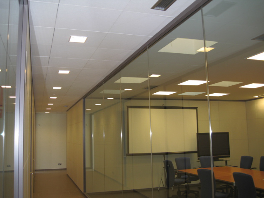 Pasillo ala izquierda, y sala de juntas de fondo.