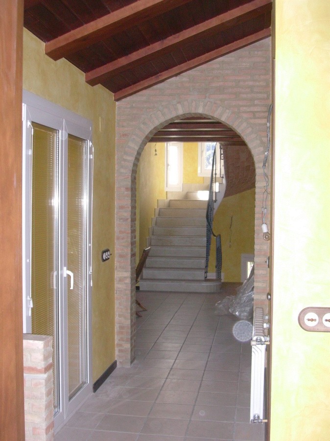 Pasillo con luz natural y paso en arco de cara vista