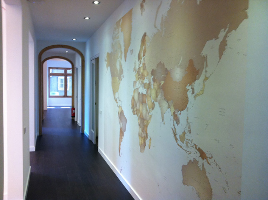 PASILLO CON PARQUET + PAPEL MURAL DECORATIVO
