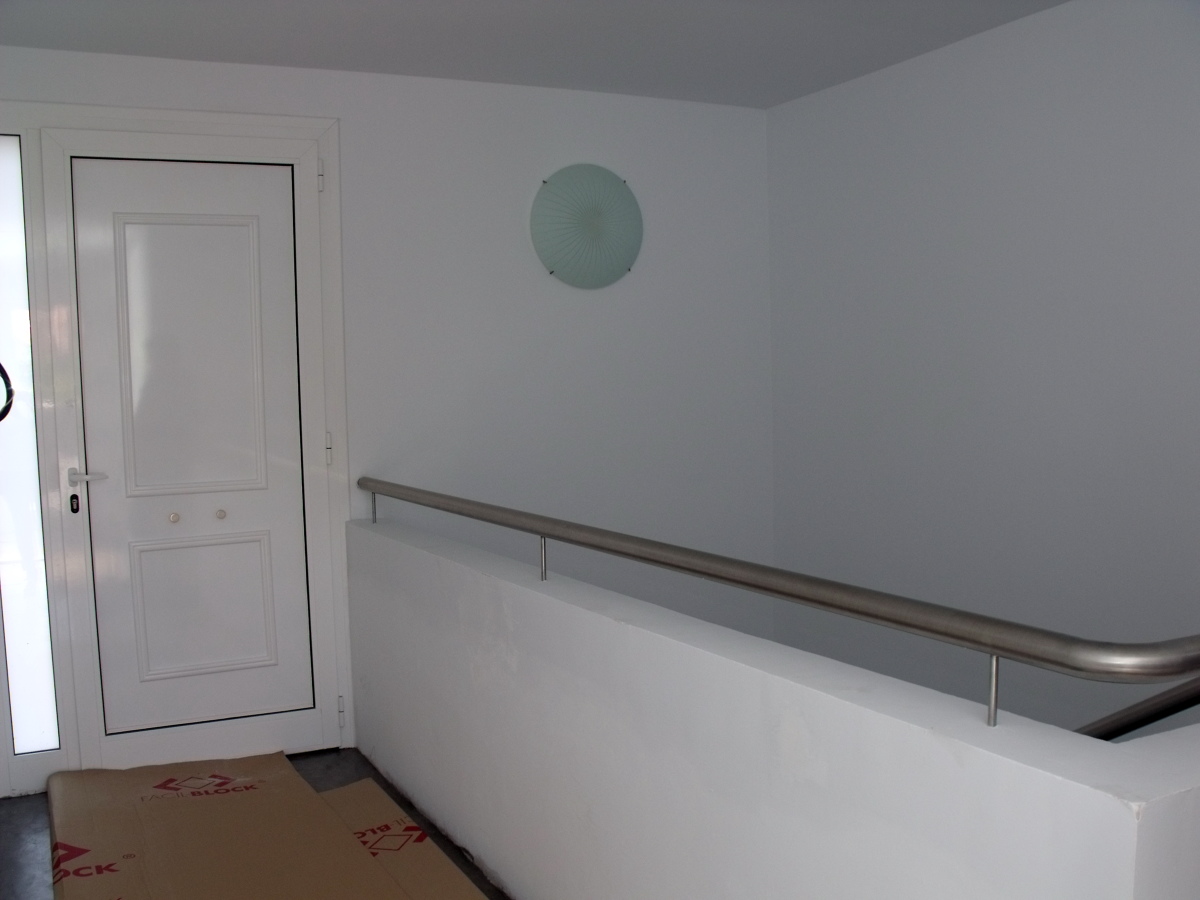 PASSAMANS INOX. SOBRE MUR