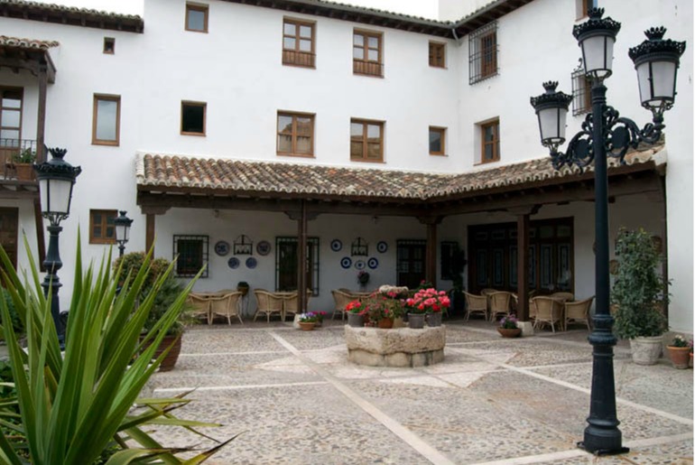 Patio de hotel en Chichon