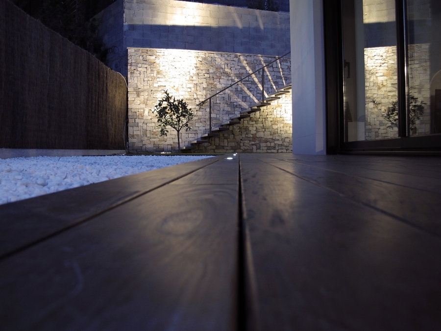 Pavimento de lamas de madera tratada.