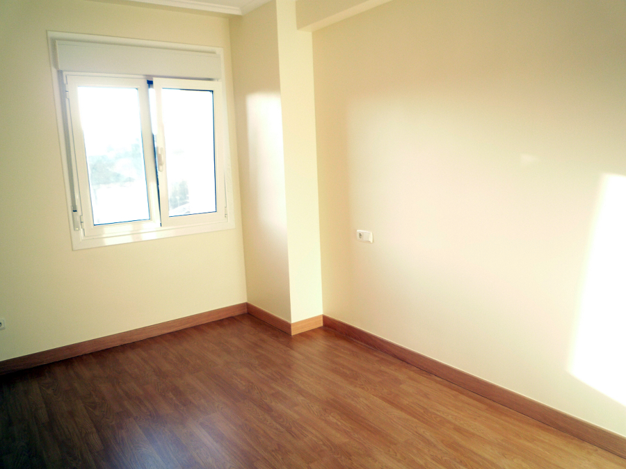 Pavimento flotante  roble en dormitorio.