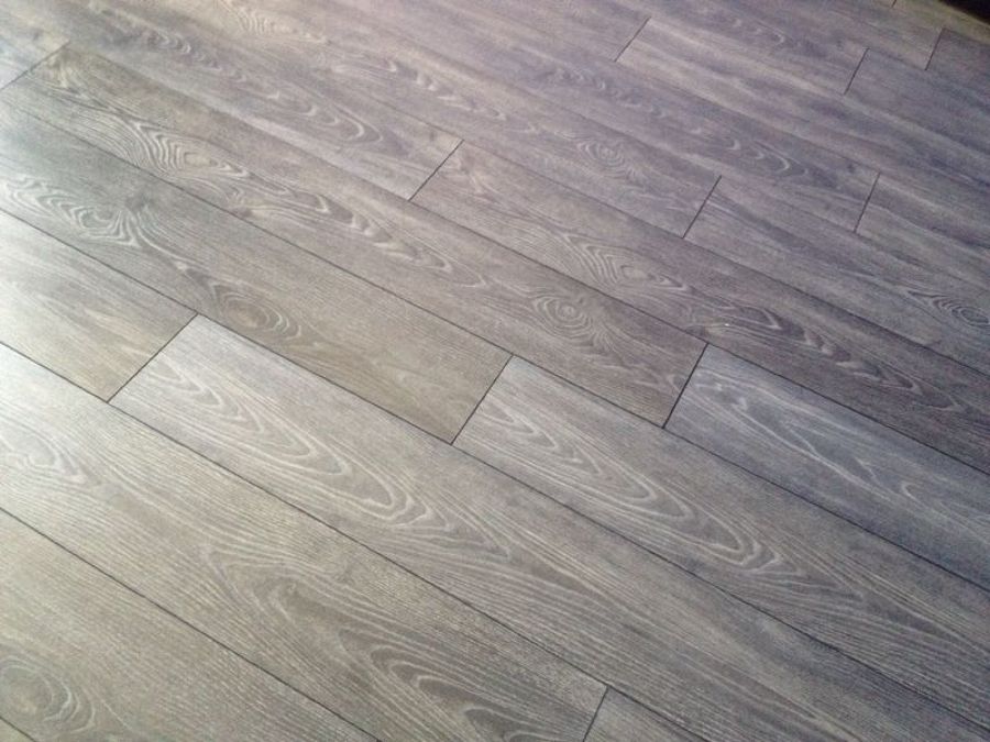 PAVIMENTO IMITACION MADERA GRIS EN P.V.C.