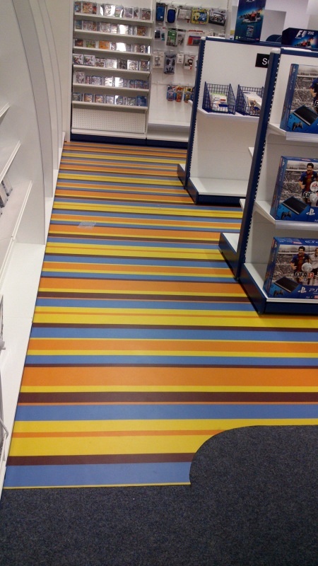 pavimento pvc en tienda electrodomésticos