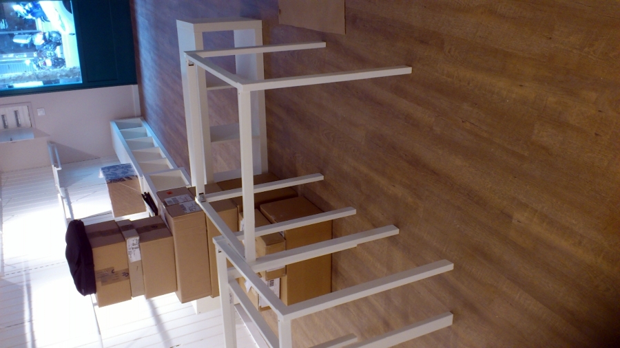 pavimento vinílico lamas autoadhesivas en tienda-cafetería