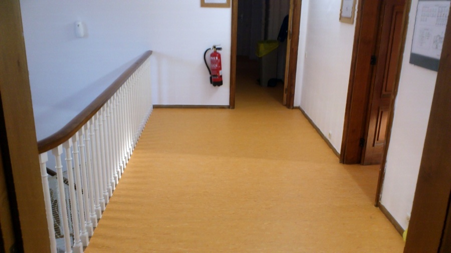 pavimento vinilo pvc en Centro de Noche / Albergue 