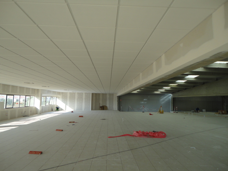 PAVIMENTO Y FALSO TECHO DESMOTABLE