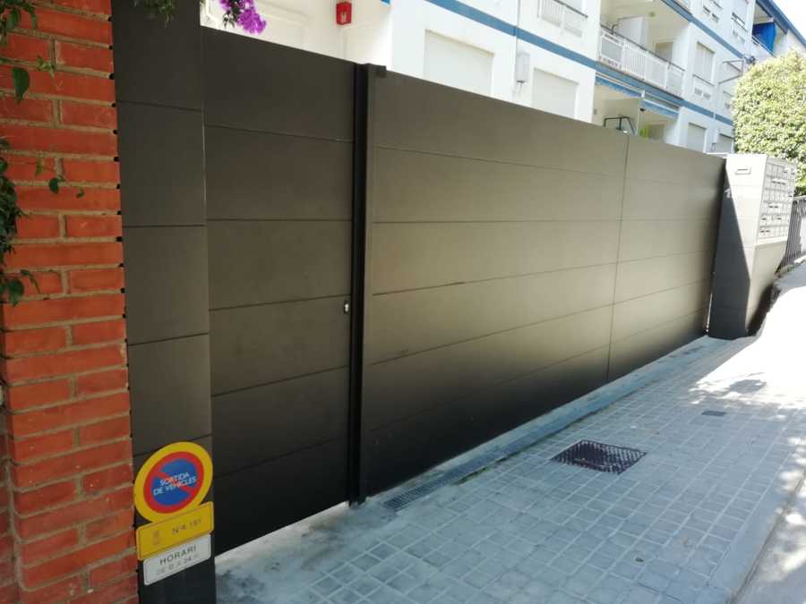 PUERTA PEATONAL + CORREDERA EXTERIOR