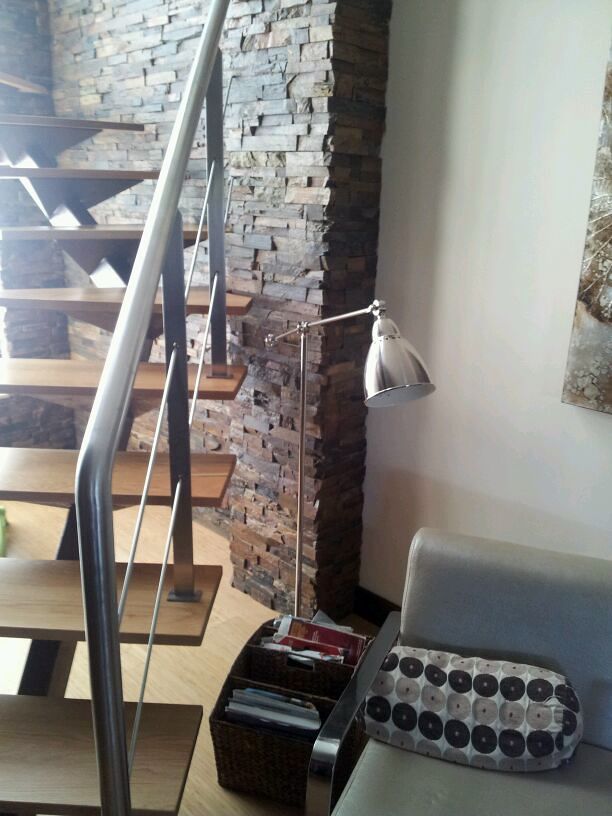 peldaños de madera con barandilla de acero inoxidable