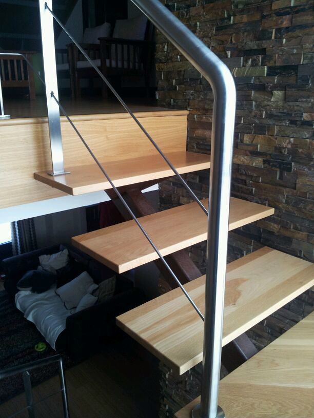 peldaños de madera con barandilla de acero inoxidable
