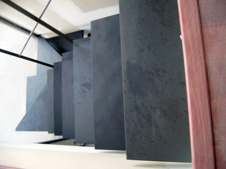 Peldaños de pizarra negra