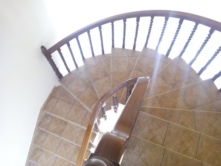 Peldaños escalera caracol