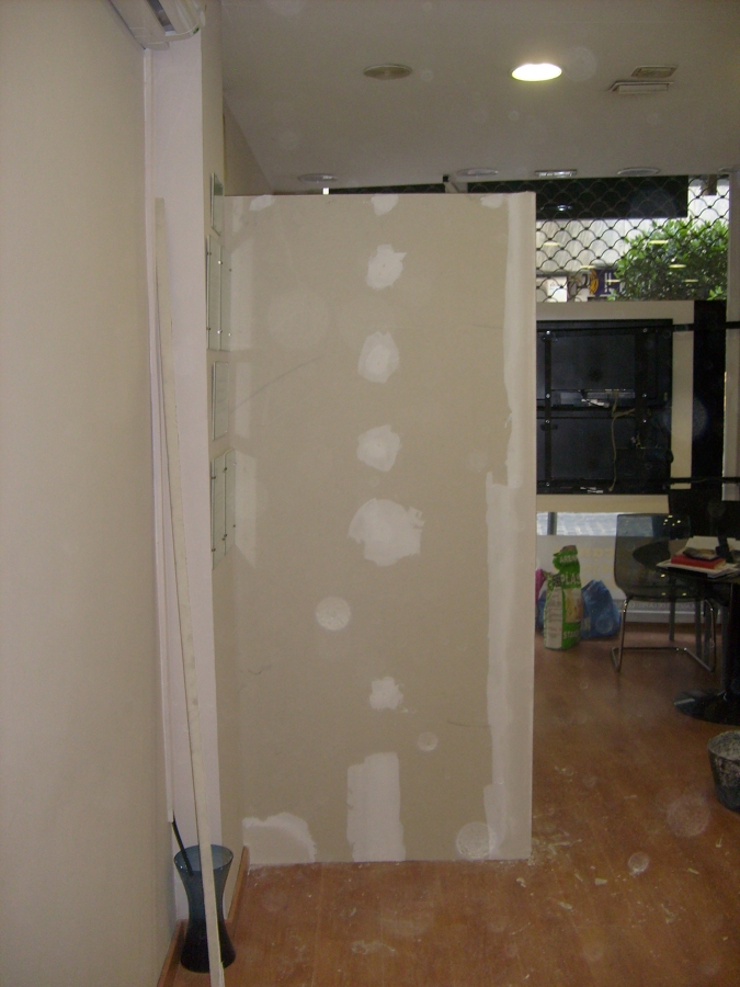 pequeña pared divisoria en un negocio