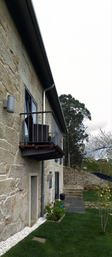 Pequeño balcón en la fachada posterior de la vivienda