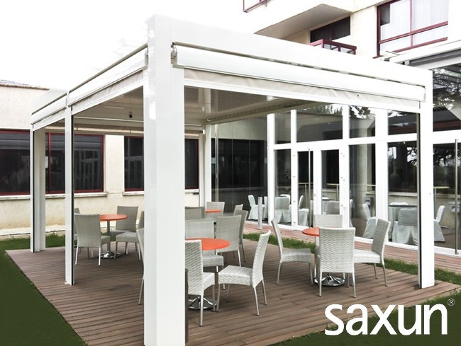 Pérgola bioclimática con toldo bajante