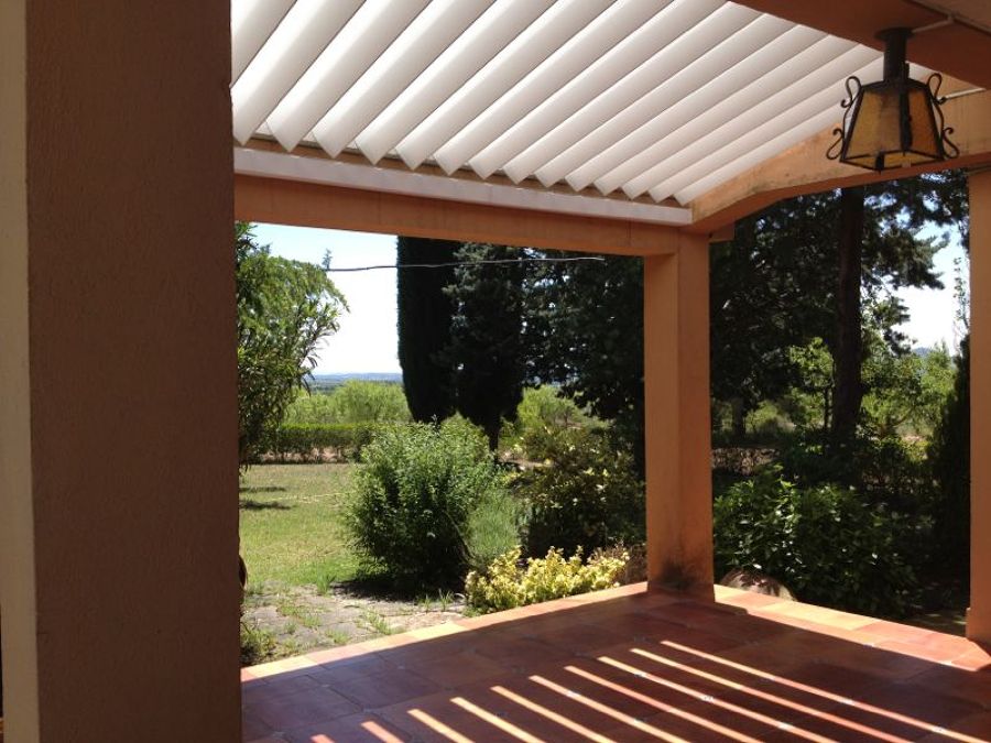 Pérgola bioclimática con lamas móviles motorizadas