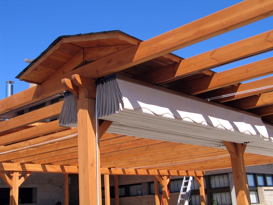 Pérgola con doble toldo y tejadillo central