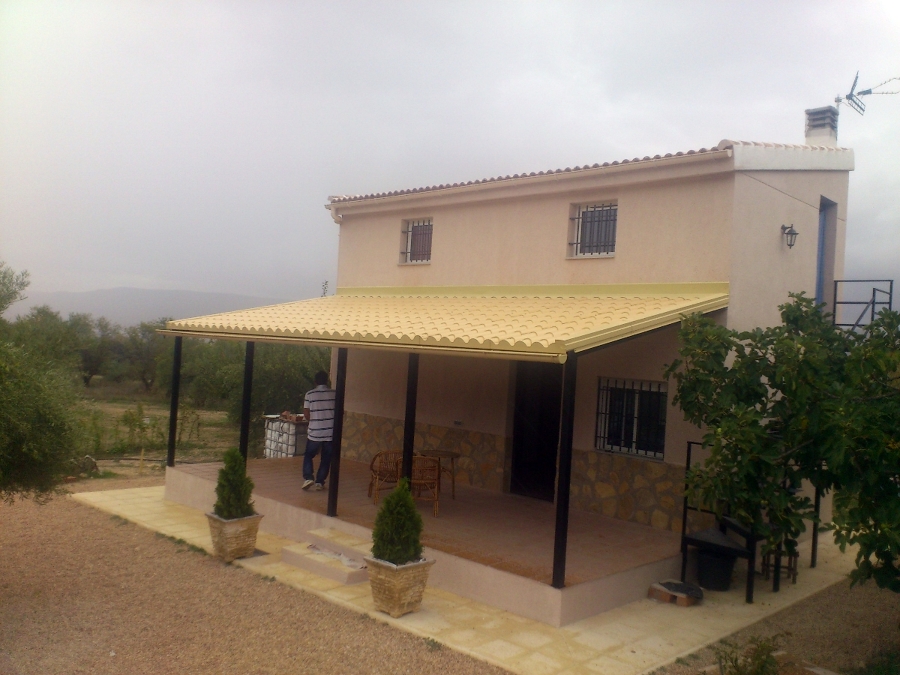 PERGOLA CON PANEL TEJA 