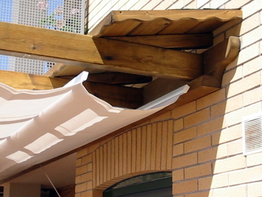 Pérgola con toldo y tejadillo de protección 