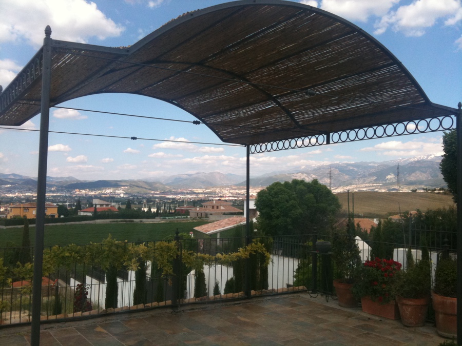 pergola de forja con caña natural entera en forma de arco