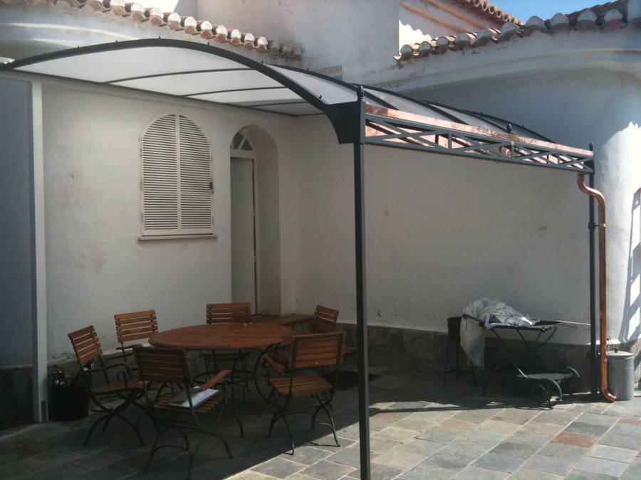pérgola de forja con poilcarbonato trasparente unopiu