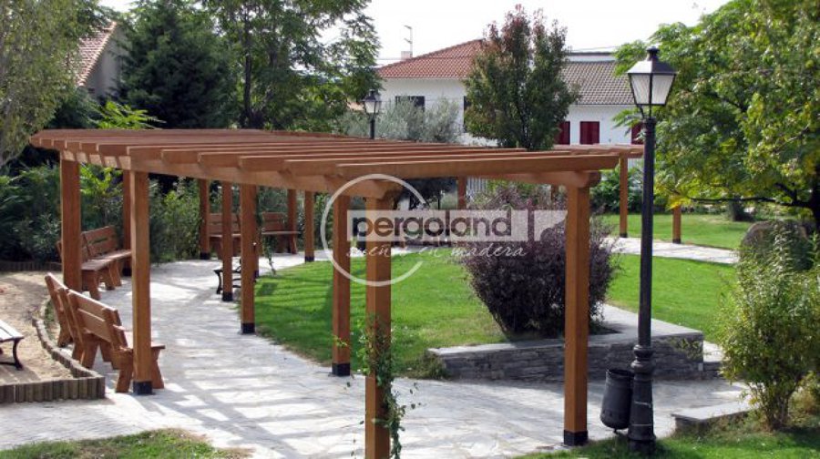 PÉRGOLA DE MADERA EN PARQUE