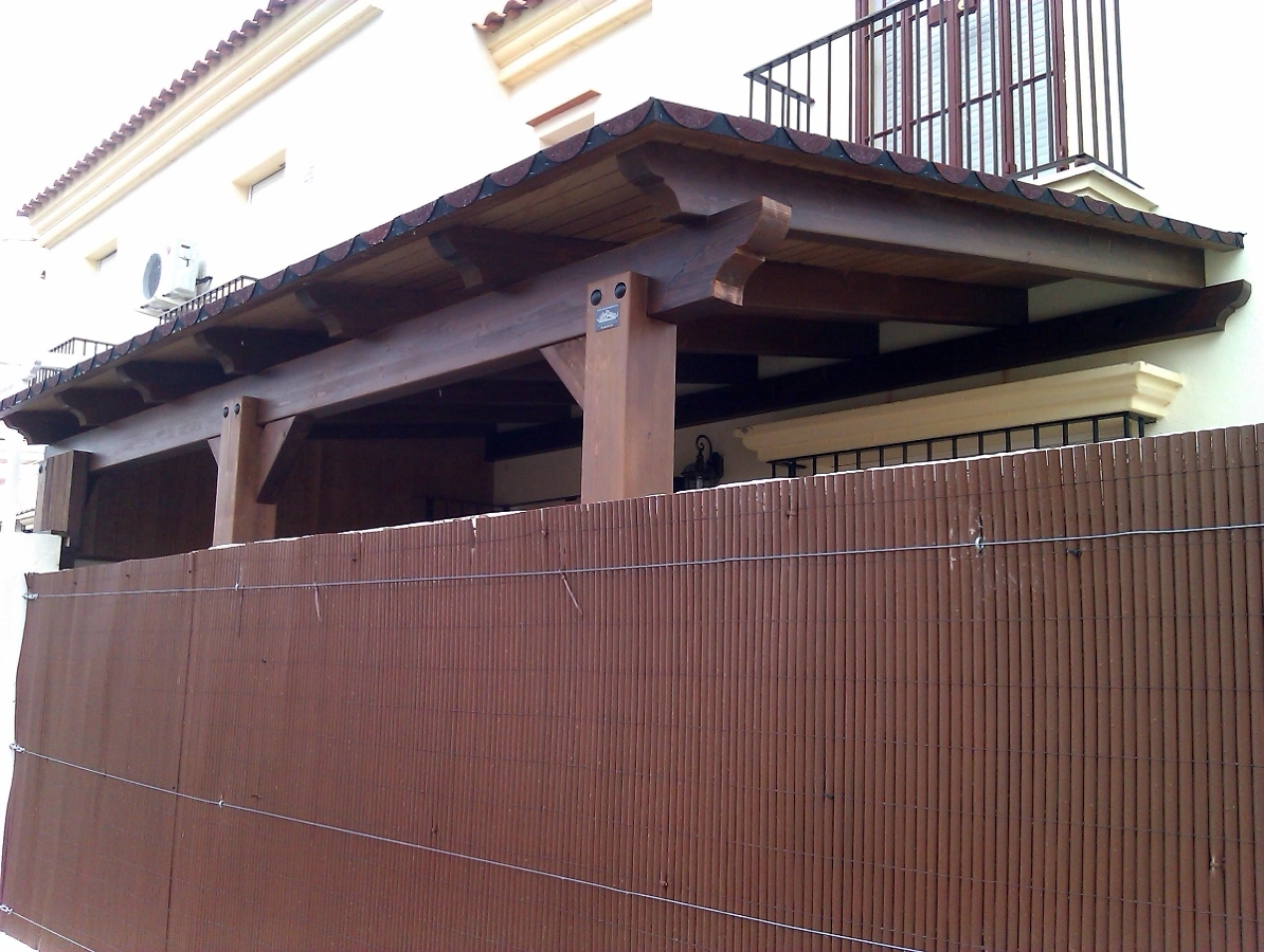 Pergola de madera en unifamiliar