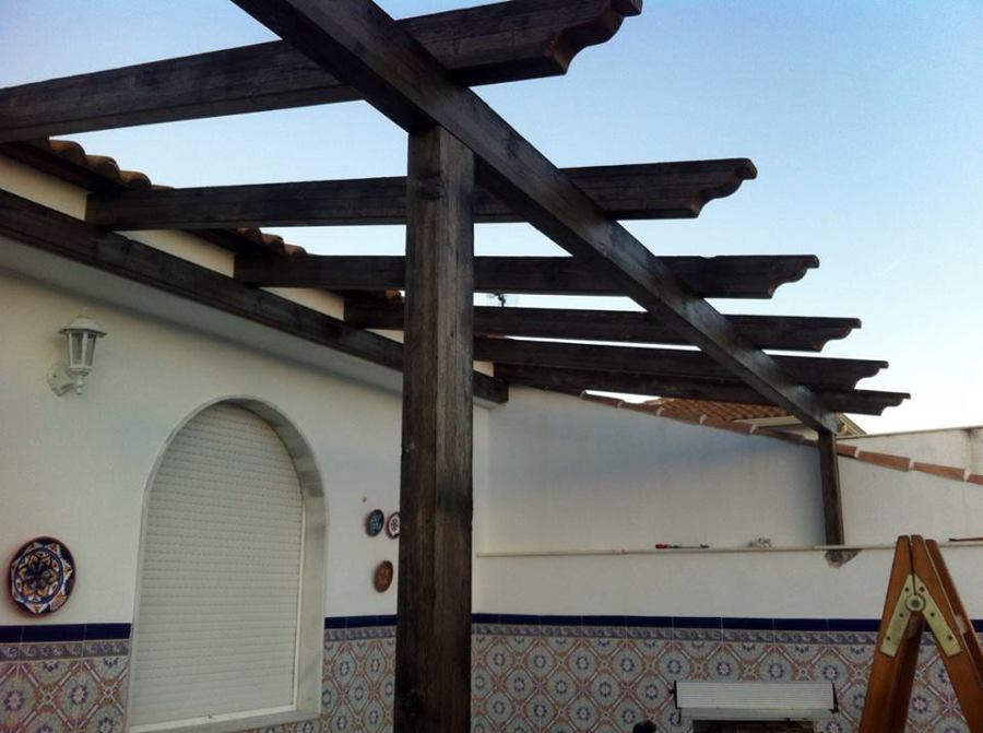 Pérgola en madera envejecida