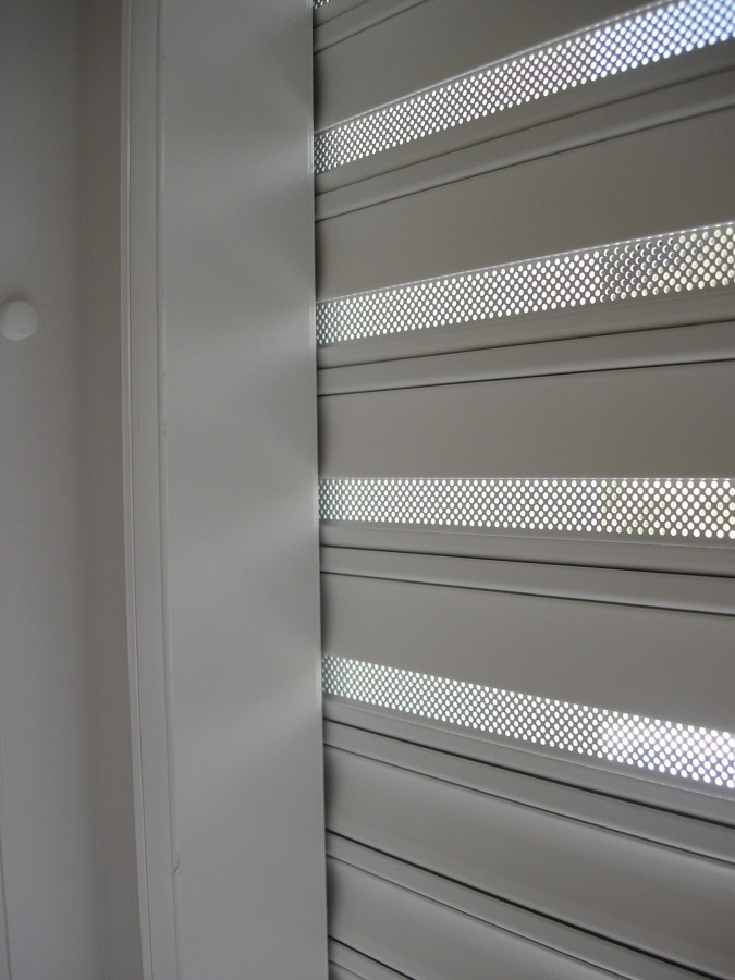 PERSIANA AUTOBLOCANTE MICROPERFORADA