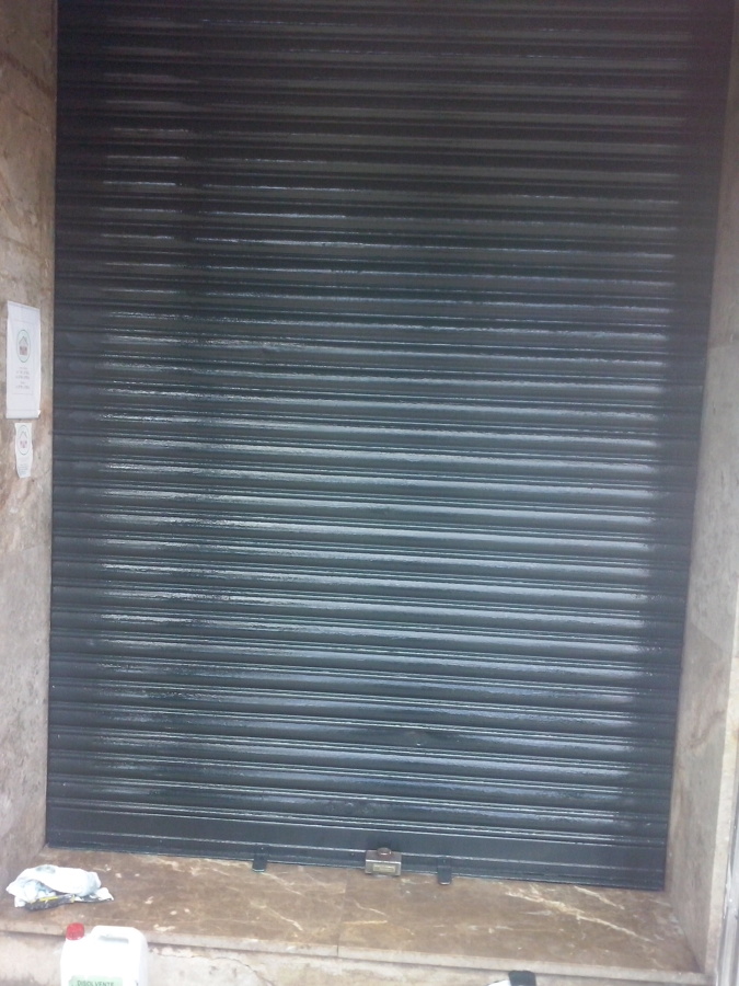 Persiana de un local comercial, despues