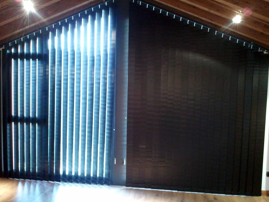 PERSIANA VERTICAL EN TECHO INCLINADO