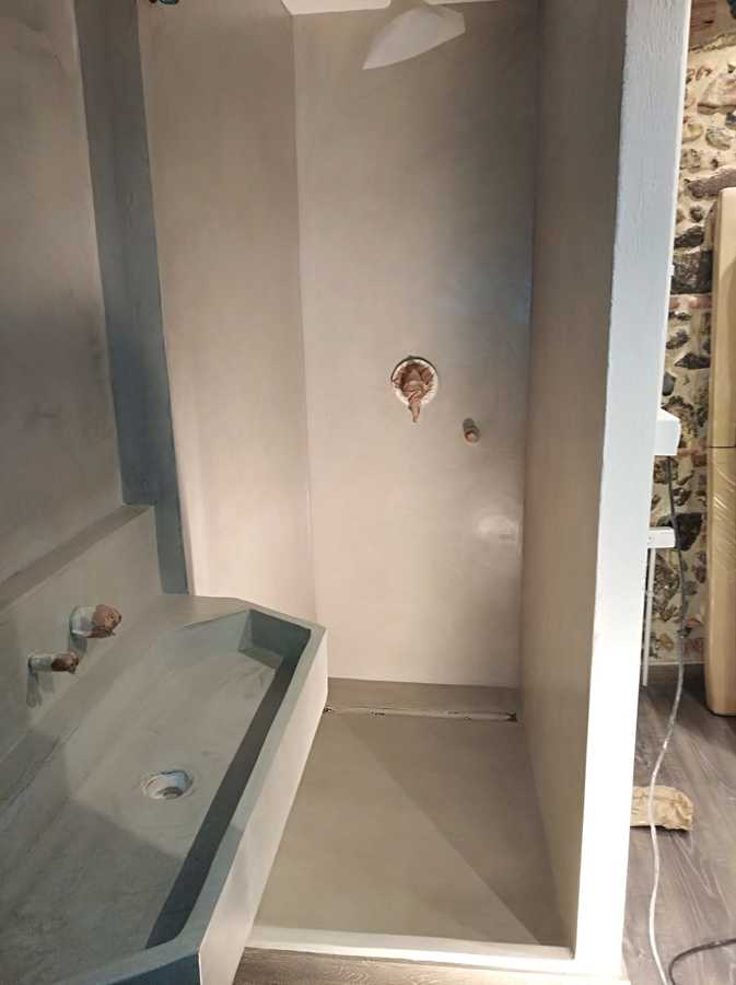 Plato de ducha en microcemento.restauración de masia