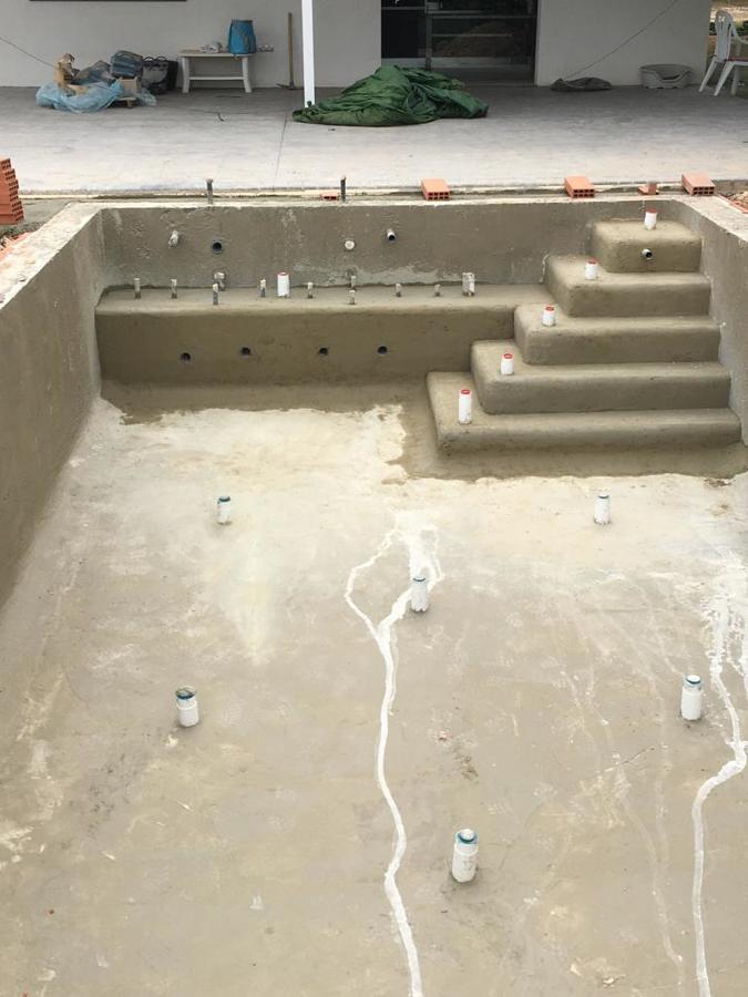 Escalera y bancos con jacuzzi