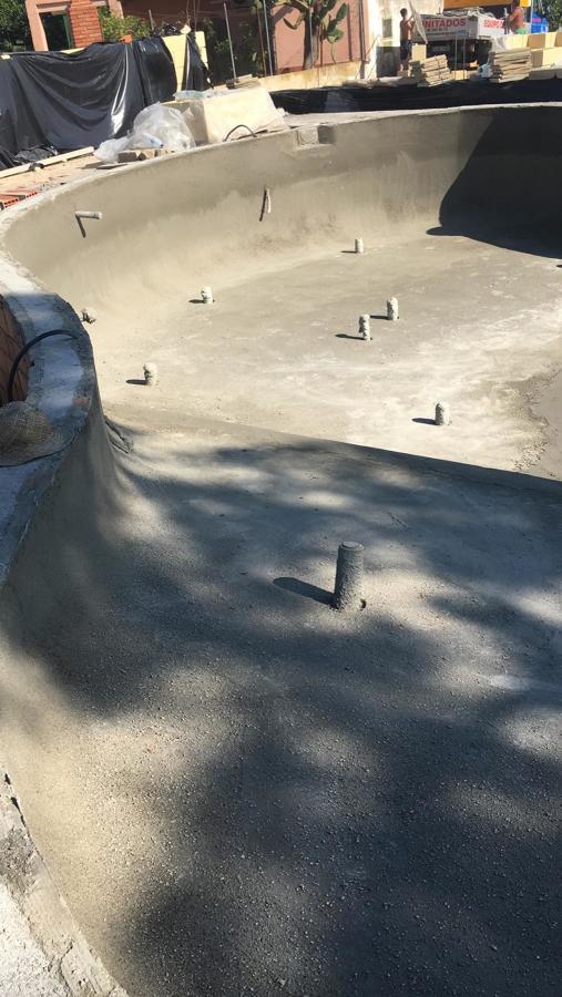 Gunitado en piscina con bordes redondos