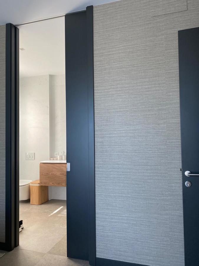 Puerta corredera de suelo a techo