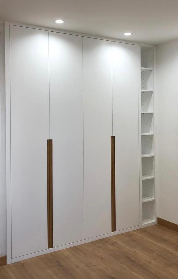 Armario lacado con tirador de madera