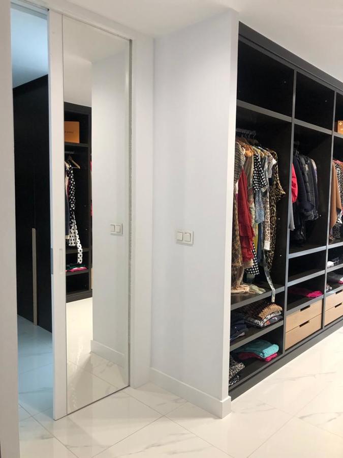 Vestidor con puerta corredera de espejo