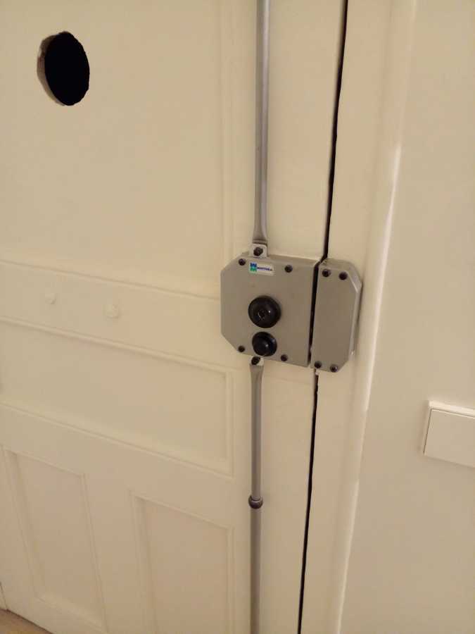 Restauracion de puerta de entrada incluyendo cerradura.