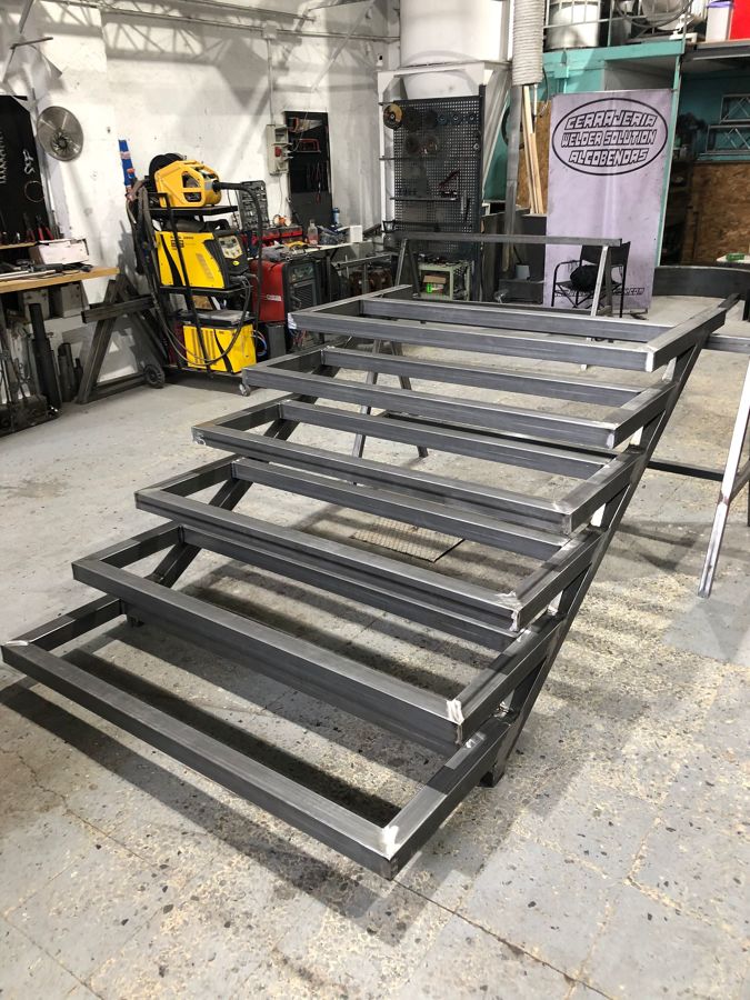 Escalera de hierro para Proyecto innovador de vivienda.