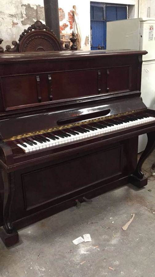 Piano vintage decoración