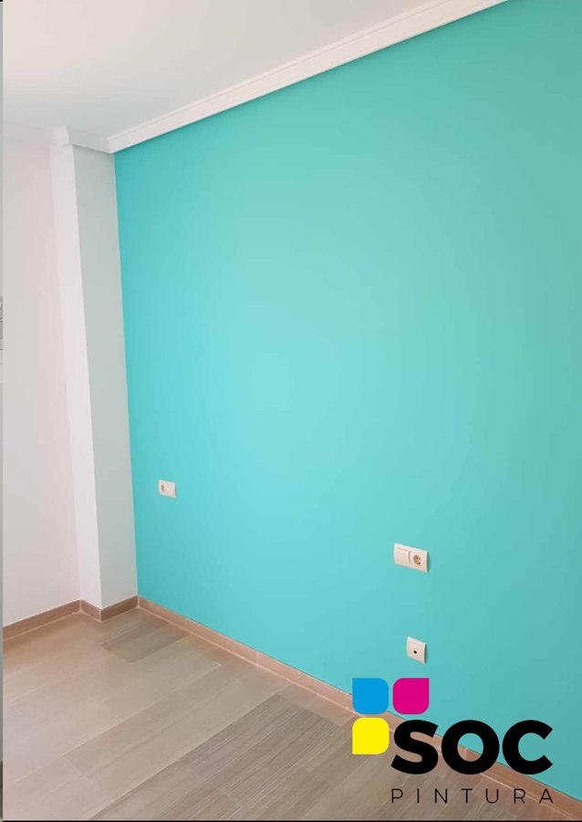 Pared en azul turquesa.