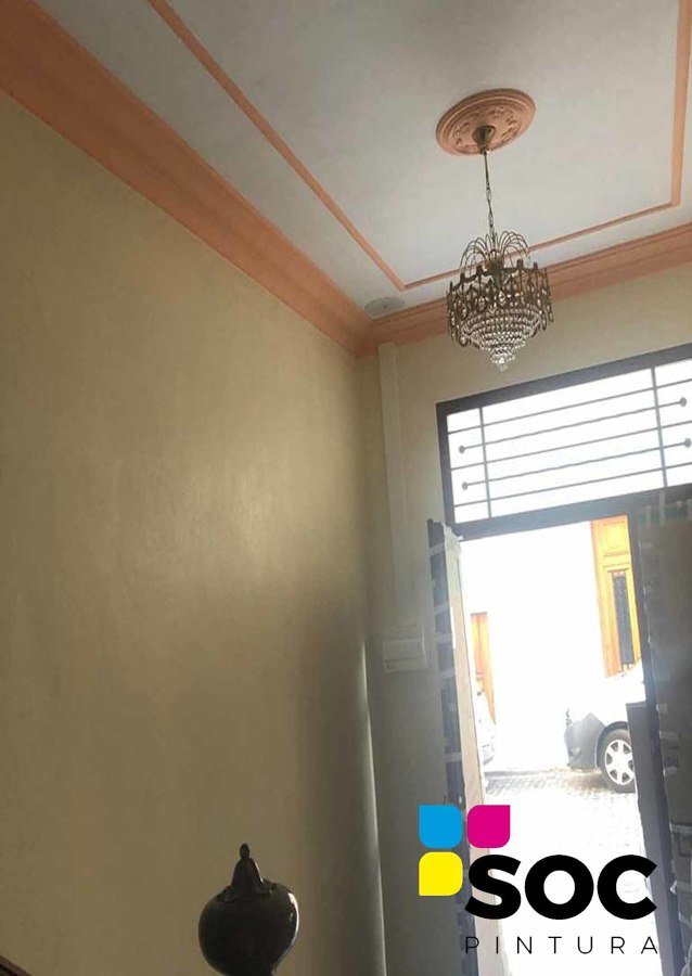 Pared con pintura en brillo.