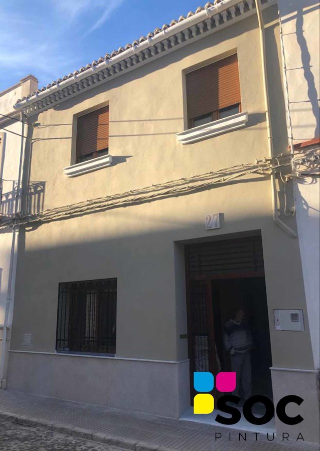 Fachada en verde oliva.